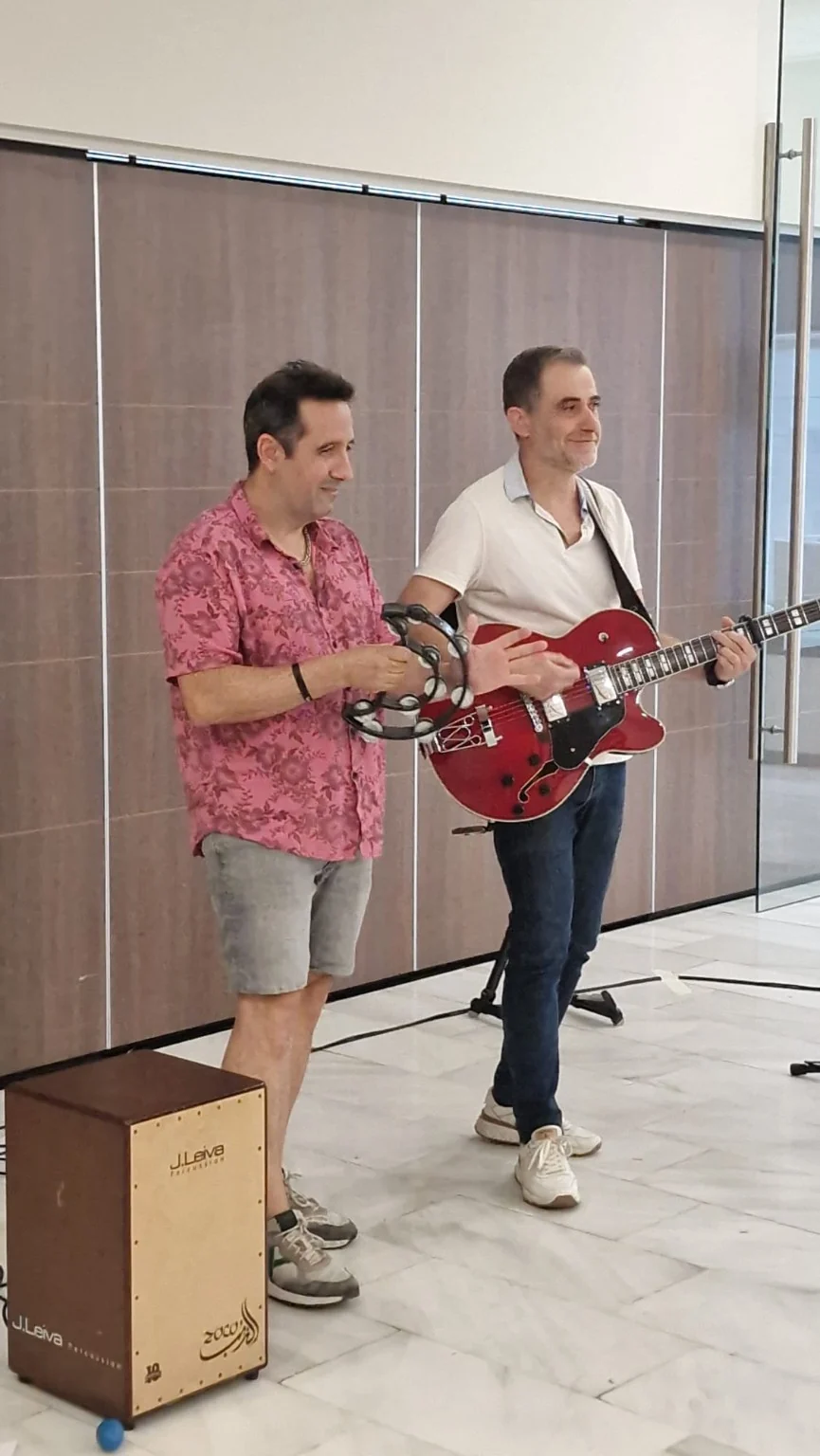 Músicos de SonAbrazos con guitarra, pandereta y cajón
