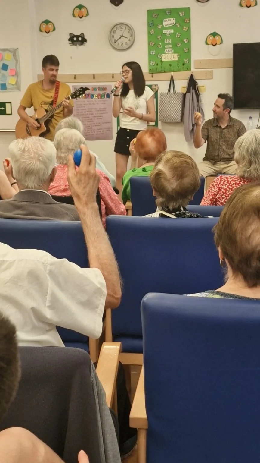 Cantante de SonAbrazos durante una sesión participativa con personas mayores