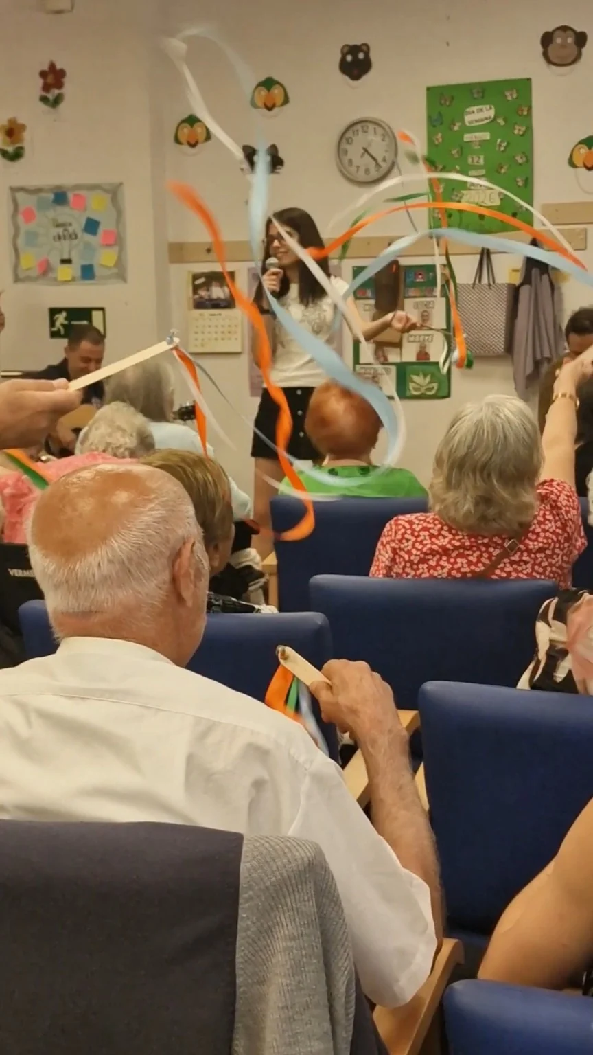 Participación del público con cintas de colores durante una actuación