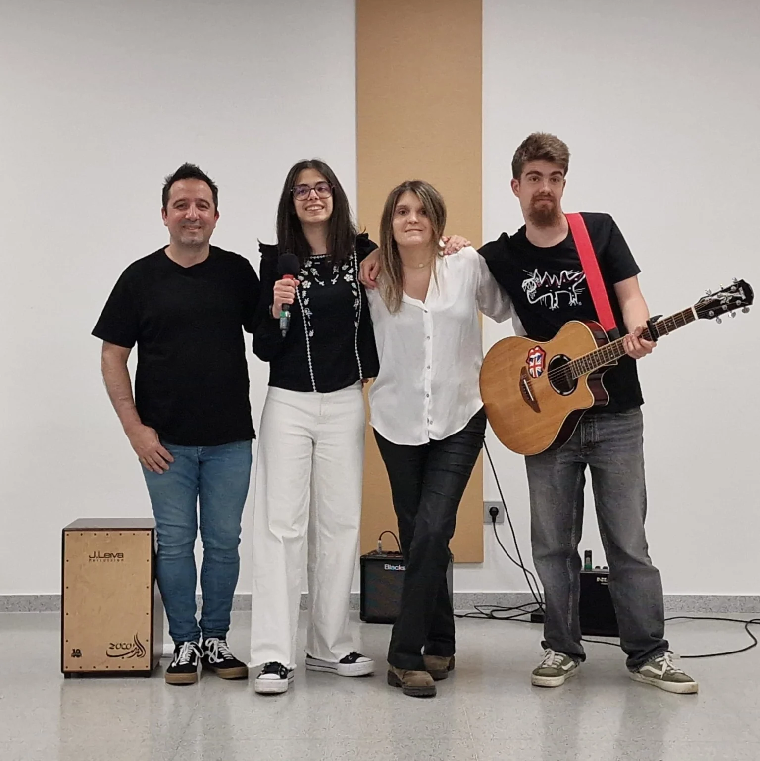 Personas mayores participando con corazones durante una sesión musical