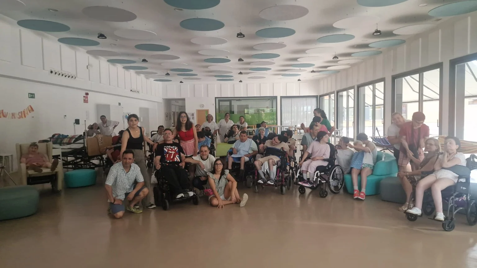 Grupo participante en una actividad musical inclusiva
